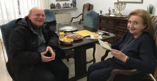 Mirjam Viterbi con il vescovo Sorrentino