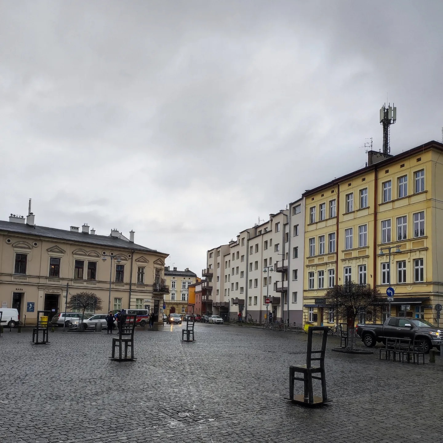 la piazza di Cracovia con le 68 sedie