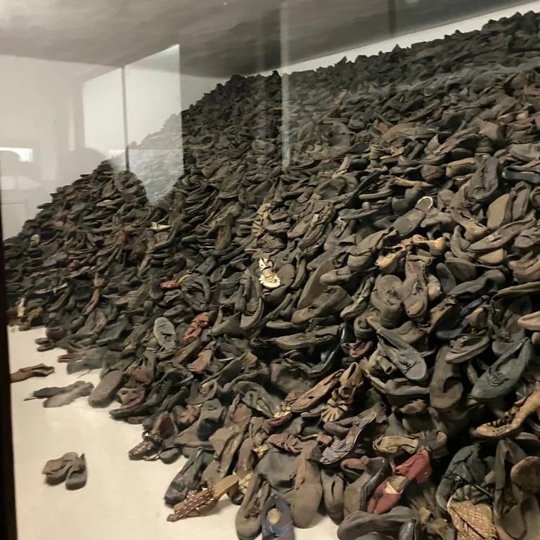 montagna di scarpe nel campo di concentramento appartenute agli ebrei morti