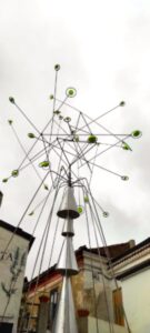L'albero della Cometa di Salvatore Sava, 2022, materiali: alluminio, acciaio inox, pietra leccese, smalto giallo fluo.