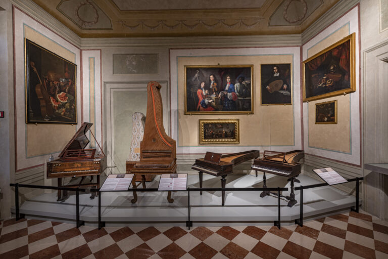 Sala degli strumenti musicali nella Galleria dell'Accademia di Firenze