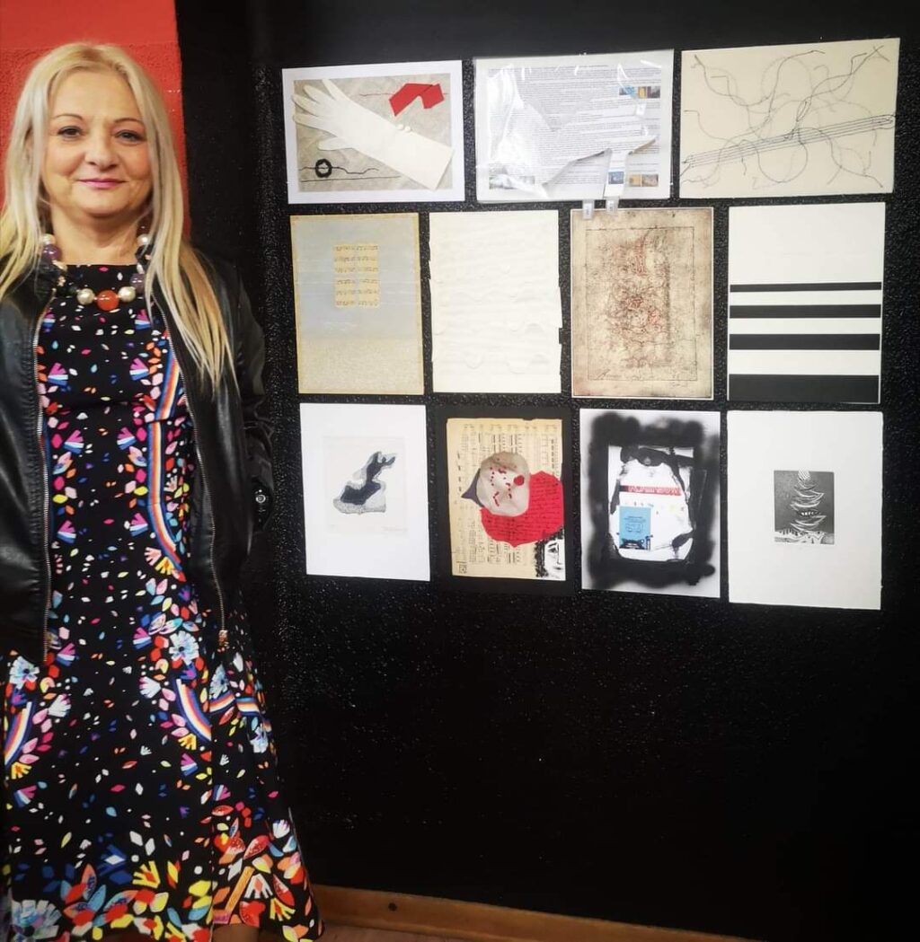 Alina Rizzi durante la Mostra collettiva di arti visive “A proposito di Clara”a cura di Antonella Prota Giurleo