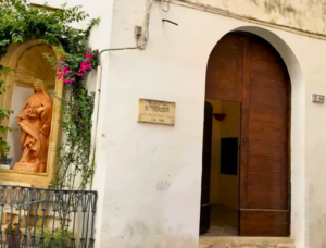 portone d'ingresso del Monastero di Santa Teresa a Gallipoli