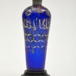 Fiala di vetro. Siria, XIII secolo. Vetro blu decorato a smalti policromi e oro, cm 17,5 x 7,8 Provenienza: collezione Pelagio Palagi